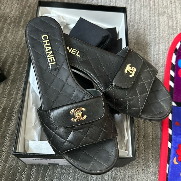 Chanel slides - Picture 1 of 2